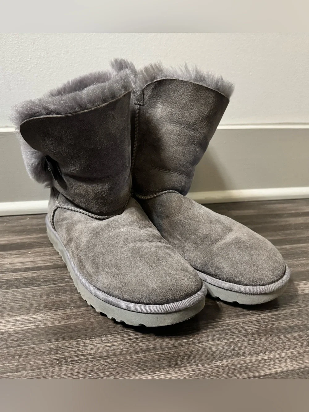 UGG Bailey Button II Boots Grey Sheepskin Sz 9 Cozy Winter